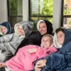 Одеяло пуловер с качулка от мек плюш - HuggleHoodie » Murzel.bg Одеяло пуловер с качулка от мек плюш - HuggleHoodie