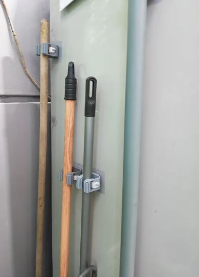 Click to view full screen Държач за моп без пробиване, самозалепваща щипка за моп и метла - Broom ClipMop photo review