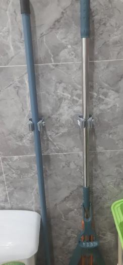Click to view full screen Държач за моп без пробиване, самозалепваща щипка за моп и метла - Broom ClipMop photo review